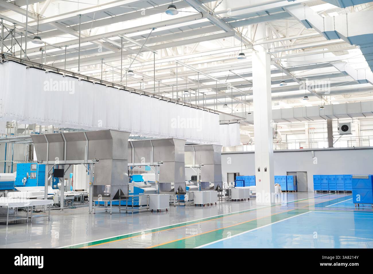 Moderne Industrieanlage mit Edelstahlausrüstung Stockfoto