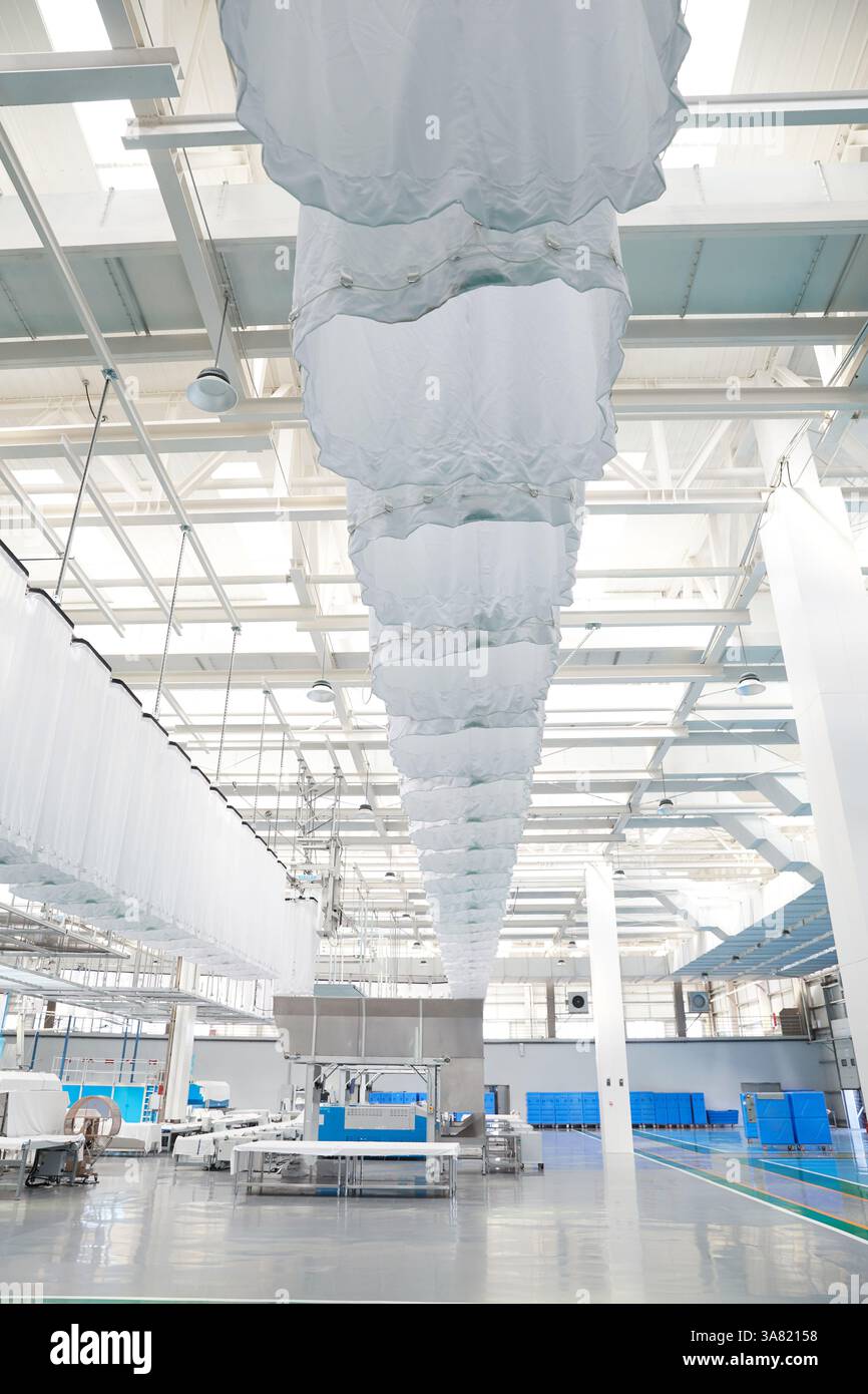 Moderne Industrieanlage mit Edelstahlausrüstung Stockfoto