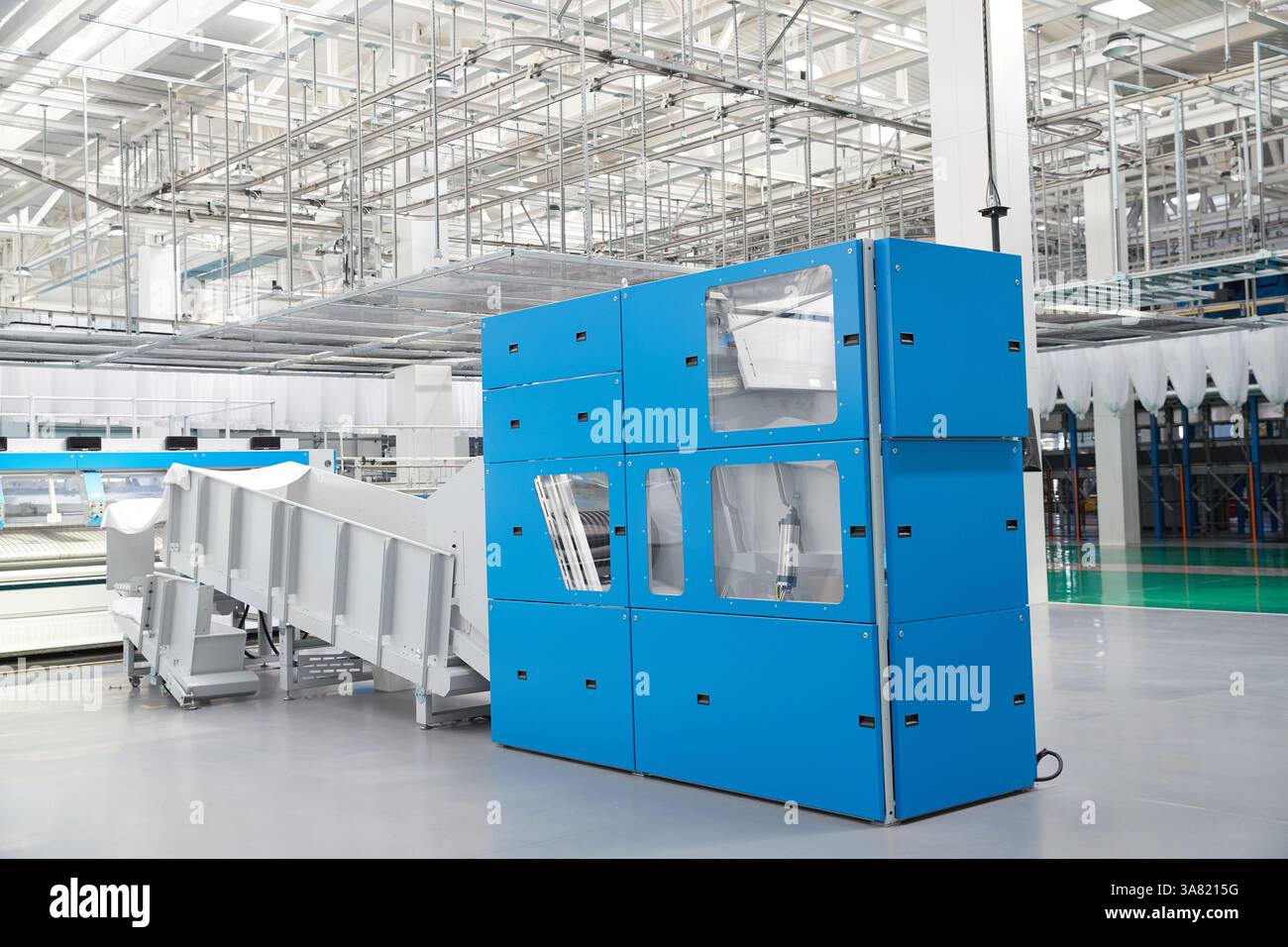 Moderne Industrieanlage mit Edelstahlausrüstung Stockfoto