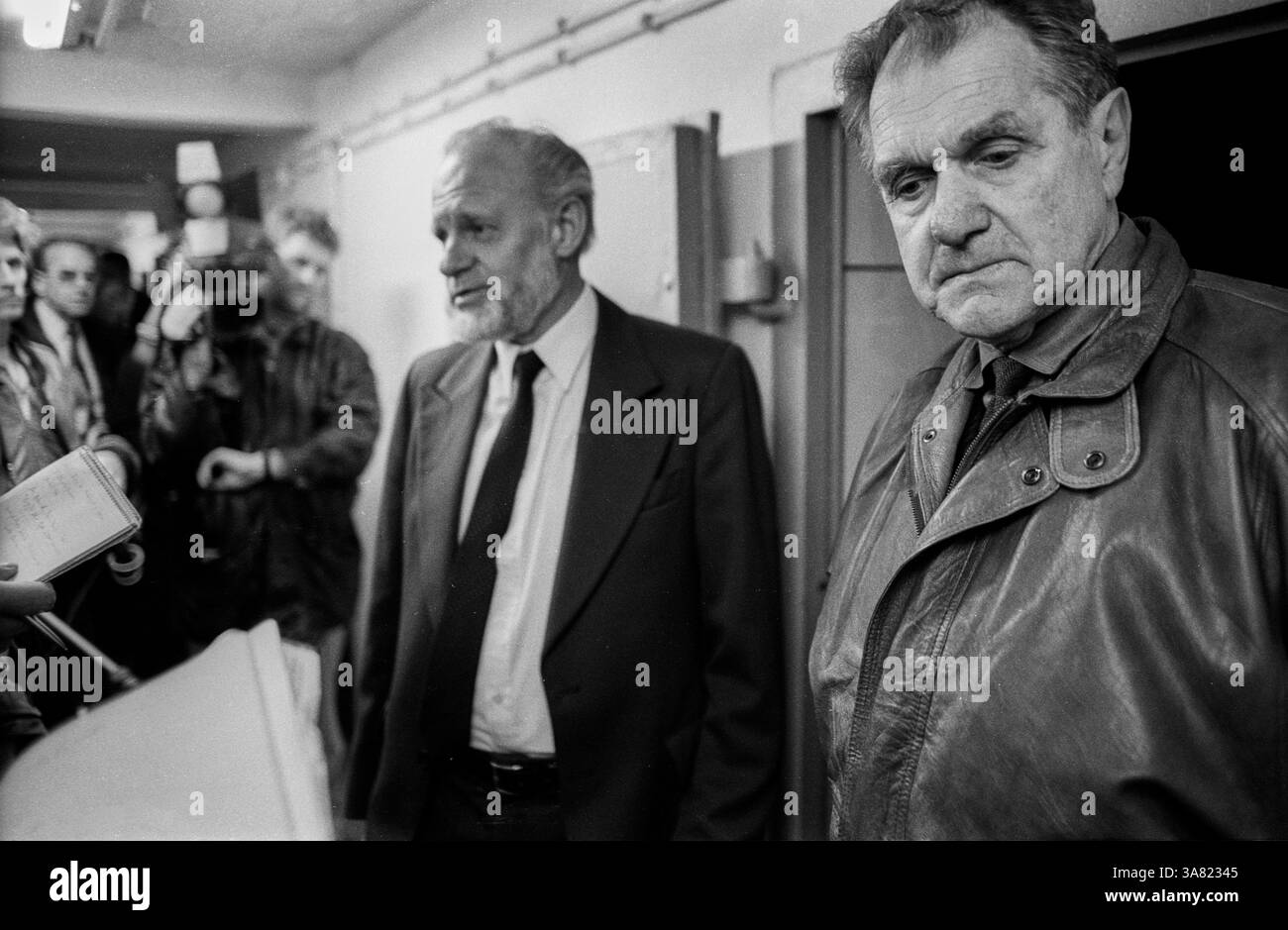 Deutschland, Berlin, 6. März 1992, Otto Ruhland ehemaliger Häftling; dahinter: Hans-Joachim Helwig-Wilson, SPD-Arbeitsgruppe ehemaliger politischer Gefangener (Kranzniederlegung im ehemaligen Stasi-Untersuchungshaft Hohenschönhausen), [automatisierte Übersetzung] Stockfoto