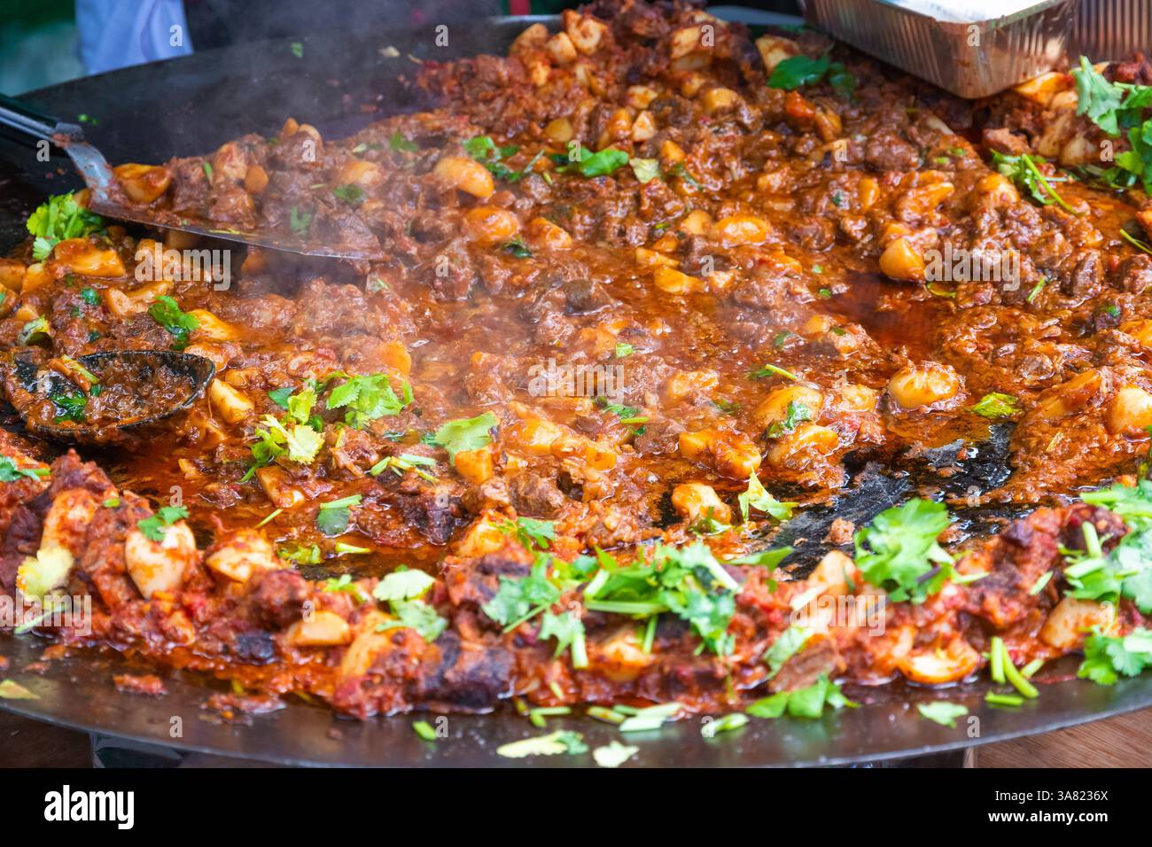 Street Food Beef Stew mit Kartoffeln auf dem Brick Lane Market in London Stockfoto