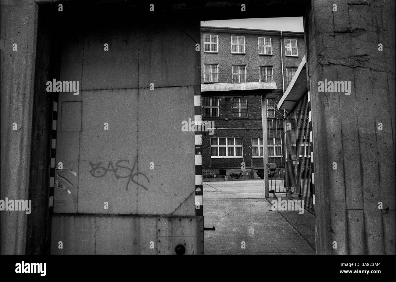 Deutschland, Berlin, 06.03.1992, ehemaliges Stasi-Gefängnis Hohenschönhausen, Eingang, [automatisierte Übersetzung] Stockfoto