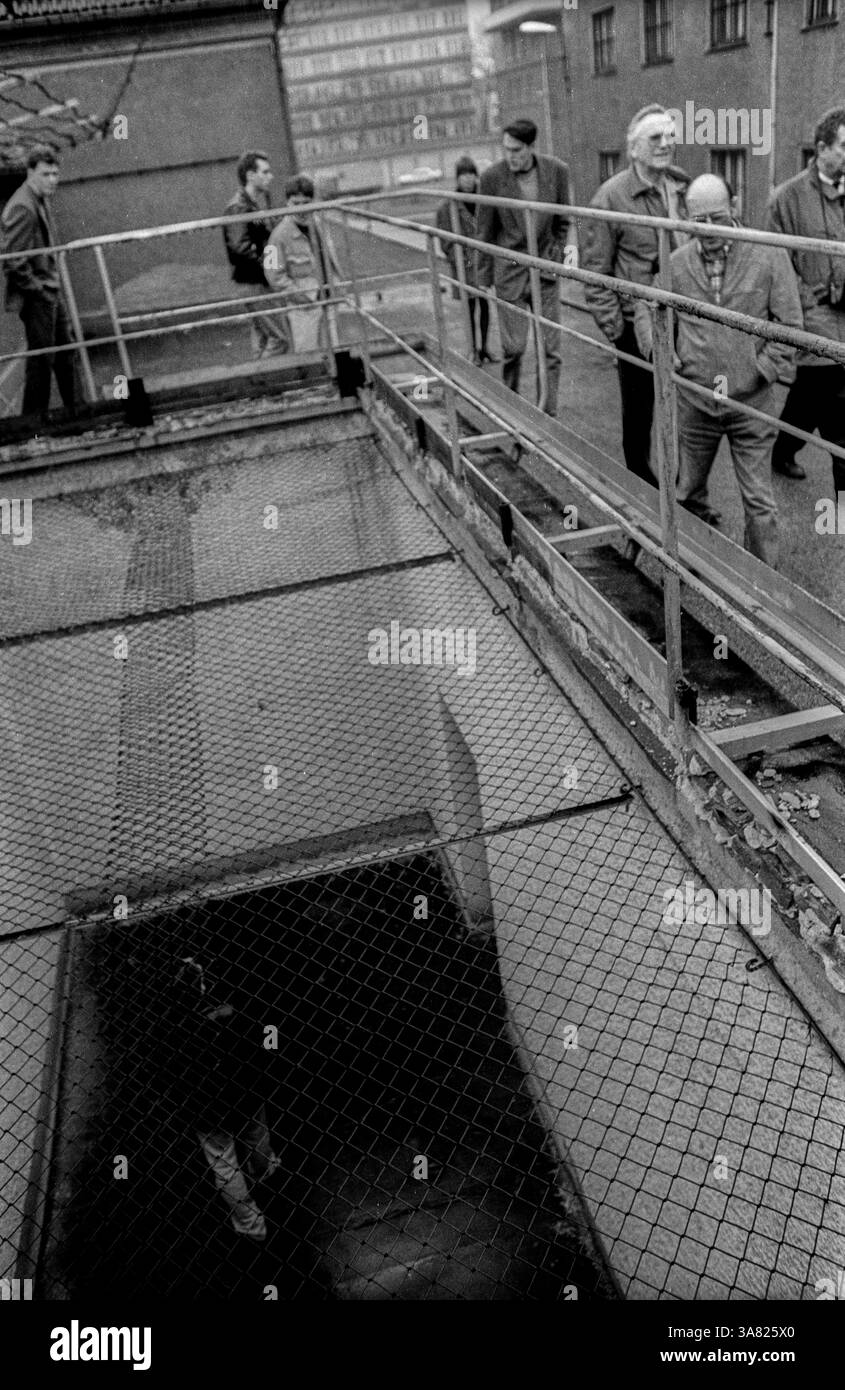 Deutschland, Berlin, 06.03.1992, Käfig zur Freilassung, (Kranzniederlegung im ehemaligen Stasi-Untersuchungshaftgefängnis Hohenschönhausen), [automatisierte Übersetzung] Stockfoto