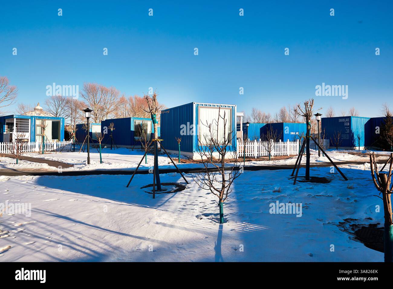 Modernes Containergebäude in schneebedeckter Umgebung Stockfoto