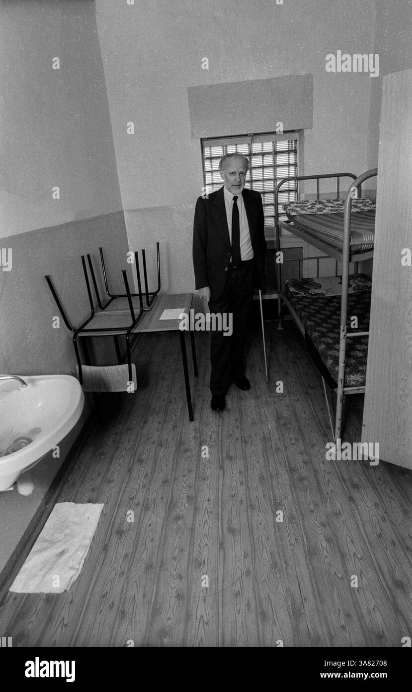 Deutschland, Berlin, 6. März 1992, Hans-Joachim Helwig-Wilson; SPD-Arbeitsgruppe ehemaliger politischer Gefangener in seiner ehemaligen Zelle, (Kranzniederlegung im ehemaligen Stasi-Untersuchungshaft Hohenschönhausen), [automatisierte Übersetzung] Stockfoto