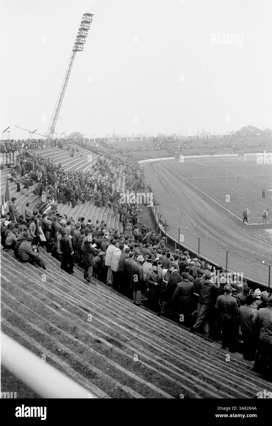 European Champions Cup: 1. FC Magdeburg - Bayern München 1:2 /06.11.1974/ Überblick über die Kurve im Ernst-Grube-Stadion (Magdeburg) [automatisierte Übersetzung] Stockfoto