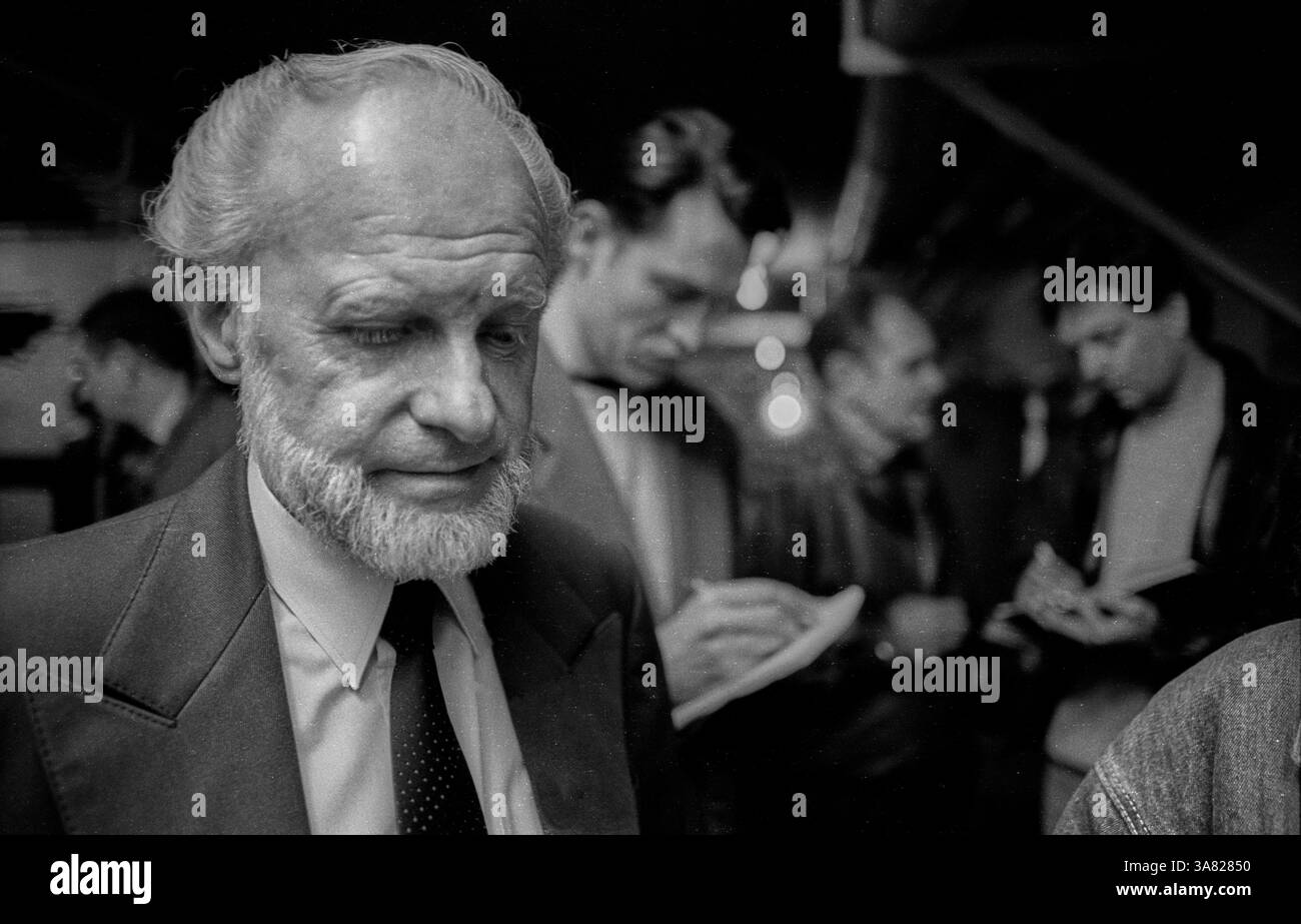 Deutschland, Berlin, 6. März 1992, Wreath-Zeremonie in der ehemaligen Stasi-Untersuchungshaftanstalt Hohenschönhausen, SPD - Arbeitsgruppe ehemaliger politischer Gefangener; Hans-Joachim Helwig-Wilson, [automatisierte Übersetzung] Stockfoto