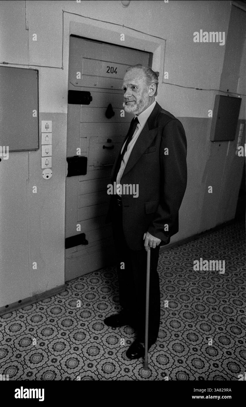 Deutschland, Berlin, 6. März 1992, Hans-Joachim Helwig-Wilson; SPD-Arbeitsgruppe ehemaliger politischer Gefangener vor seiner ehemaligen Zelle (Kranzniederlegung im ehemaligen Stasi-Untersuchungshaft Hohenschönhausen), [automatisierte Übersetzung] Stockfoto