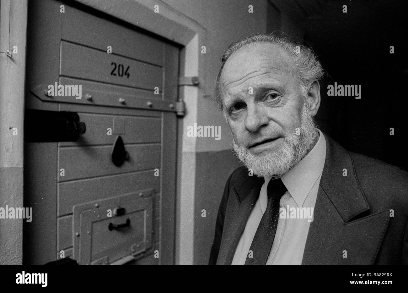 Deutschland, Berlin, 6. März 1992, Hans-Joachim Helwig-Wilson; SPD-Arbeitsgruppe ehemaliger politischer Gefangener vor seiner ehemaligen Zelle (Kranzniederlegung im ehemaligen Stasi-Untersuchungshaft Hohenschönhausen), [automatisierte Übersetzung] Stockfoto