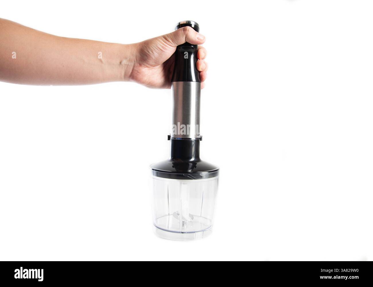 Moderner Eintauchmixer mit einer Schüssel in der Hand auf weißem Hintergrund, isolieren. Stockfoto