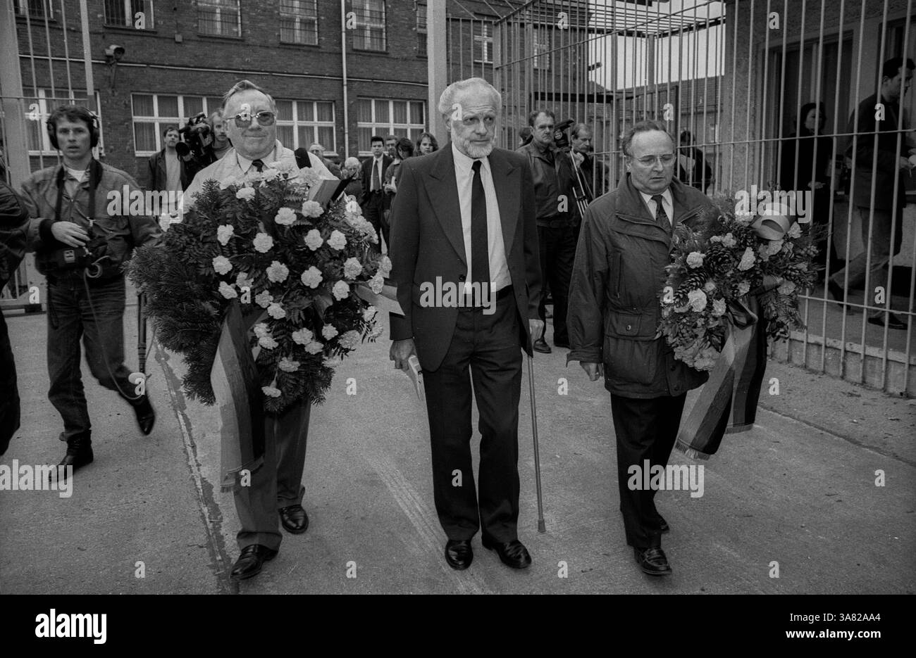 Deutschland, Berlin, 06.03.1992, Wreath-Zeremonie in der ehemaligen Stasi-Untersuchungshaftanstalt Hohenschönhausen, SPD - Arbeitsgruppe ehemaliger politischer Gefangener; Zentrum: Hans-Joachim Helwig-Wilson, [automatisierte Übersetzung] Stockfoto