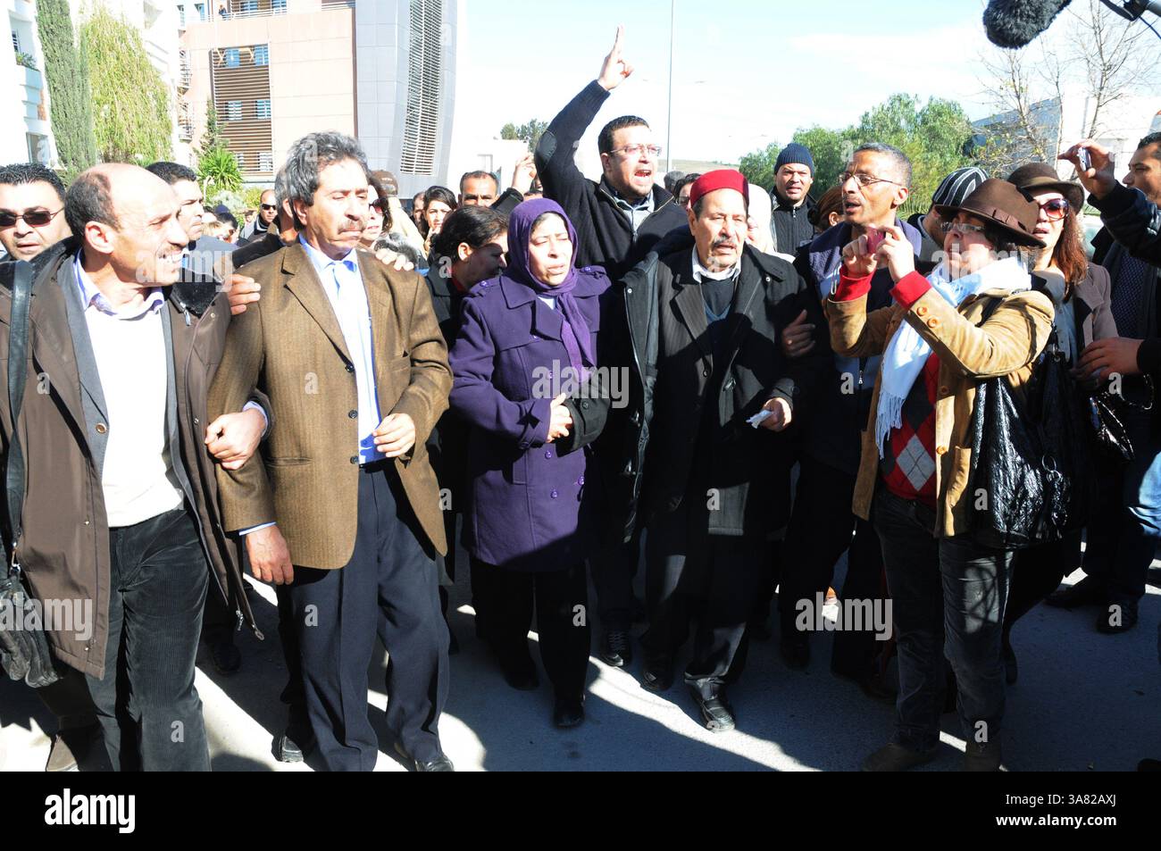 6. Februar 2013 - Tunis, Tunis, Tunesien - Chokri Belaid's Familie vor der Klinik Nasr, wo sich die Leiche ihres Sohnes befindet..åÊSigned Ermordung Gesicht juristisch und politisch und Anwalt, 49 Jahre alt, Chokri Belaid, Generalkoordinator der Nationalistischen Partei, Demokraten vereinigt und Führer der Volksfront, heute Morgen vor seiner Heimatregion Menzah 7 hat mit Kugeln viele von ihnen einen direkten Schlag in den Kopf verursacht (Bild: © Chokri Mahjoub/ZUMAPRESS.com) Stockfoto