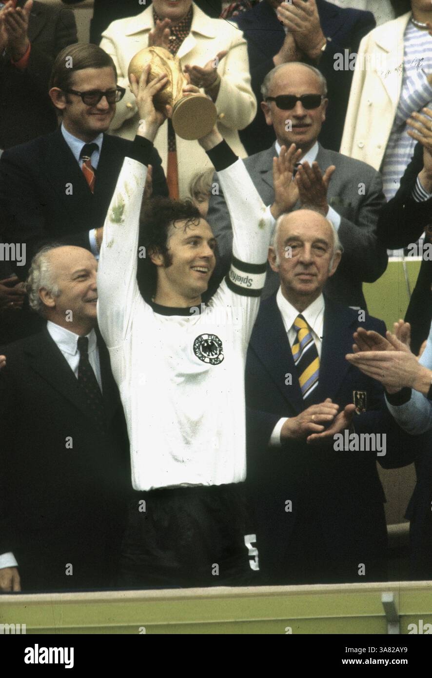 Vor 40 Jahren am 07.07.1974: Deutschland wird Weltmeister. Fußball-Weltmeisterschaft 1974: Finale Deutschland - Niederlande 2:1 am 7.7.1974 Trainer Franz Beckenbauer mit der WM-Trophäe. Links: Bundespräsident Walter Scheel rechts DFB-Präsident Goesmann. [Automatisierte Übersetzung] Stockfoto