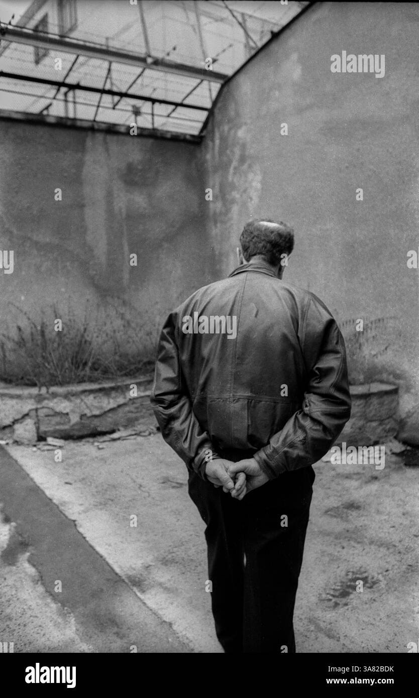 Deutschland, Berlin, 6. März 1992, Otto Ruhland, ehemaliger Häftling im Freiheitskäfig (Kranzniederlegung im ehemaligen Stasi-Gefängnis Hohenschönhausen), [automatisierte Übersetzung] Stockfoto