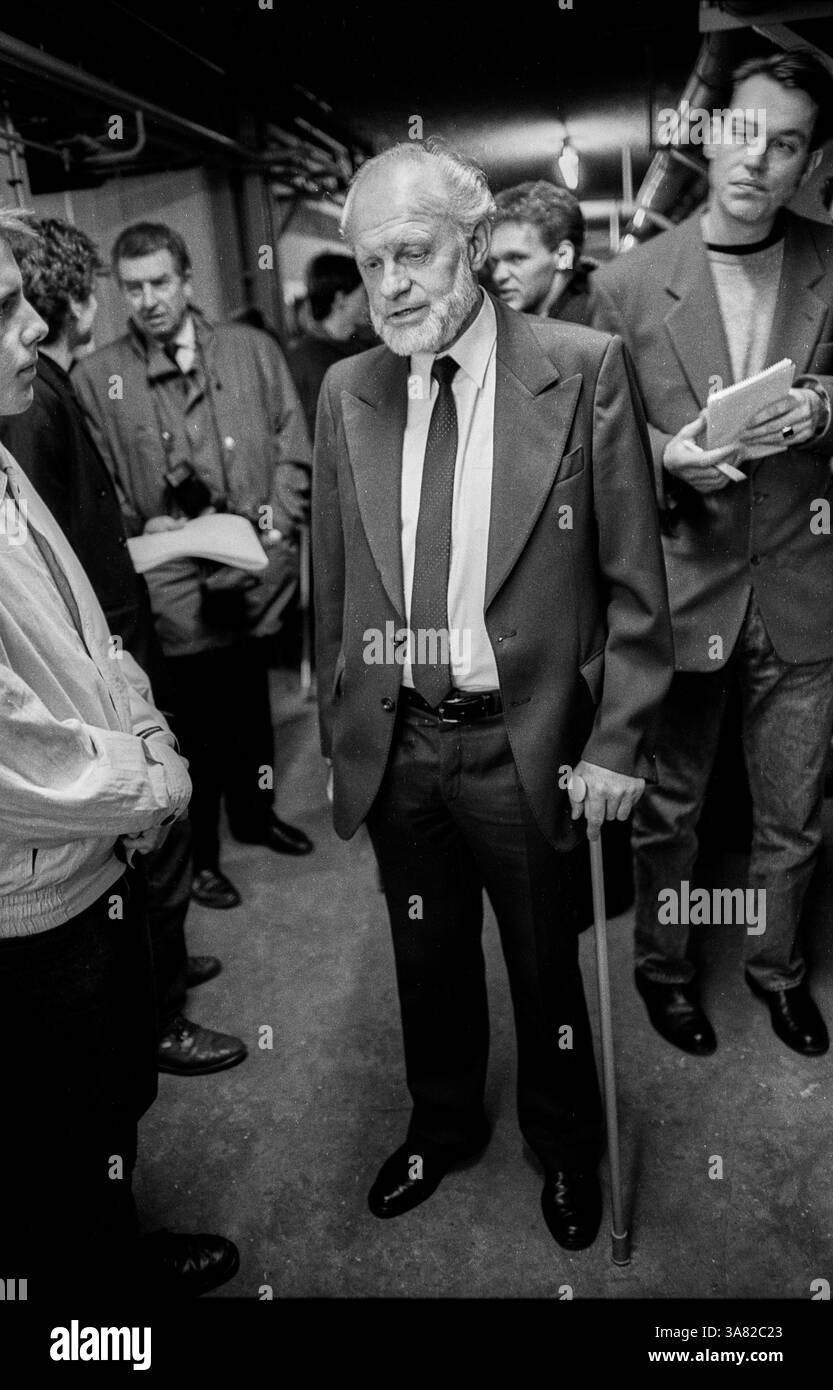 Deutschland, Berlin, 6. März 1992, Wreath-Zeremonie in der ehemaligen Stasi-Untersuchungshaftanstalt Hohenschönhausen, SPD - Arbeitsgruppe ehemaliger politischer Gefangener; Hans-Joachim Helwig-Wilson, [automatisierte Übersetzung] Stockfoto