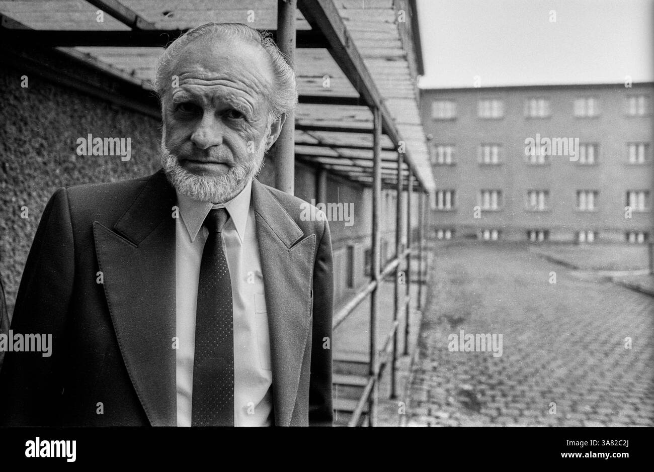 Deutschland, Berlin, 6. März 1992, Wreath-Zeremonie in der ehemaligen Stasi-Untersuchungshaftanstalt Hohenschönhausen, SPD - Arbeitsgruppe ehemaliger politischer Gefangener; Hans-Joachim Helwig-Wilson, [automatisierte Übersetzung] Stockfoto