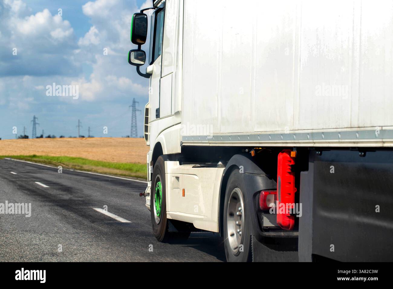 Ein weißer Truck fährt auf einer Asphaltstraße außerhalb der Stadt. Das Konzept des Kaufs eines Gebrauchtwagens, Fahrzeugabnutzung, Abschreibung. Kopierraum für t Stockfoto