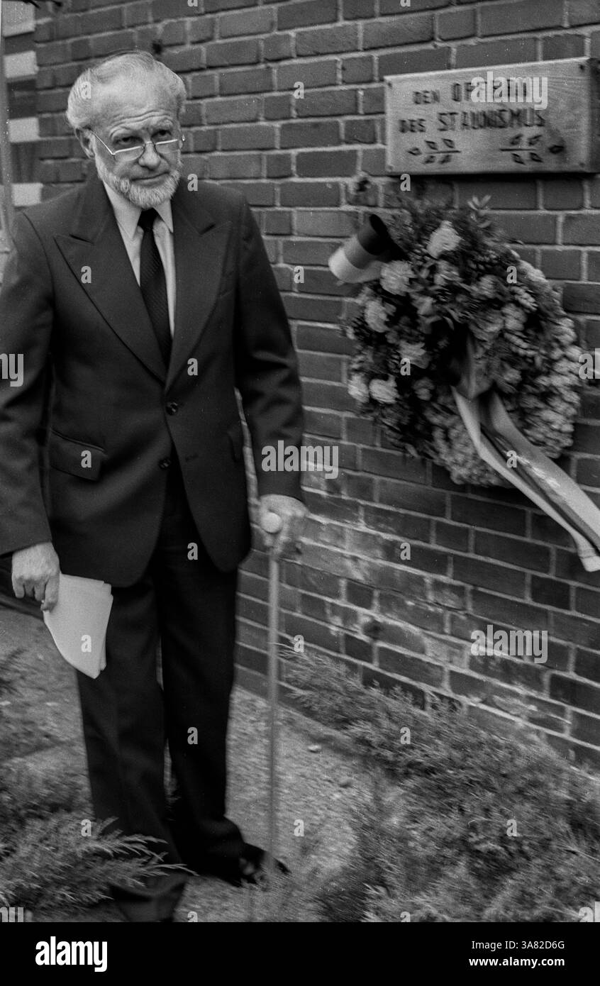 Deutschland, Berlin, 6. März 1992, Wreath-Zeremonie in der ehemaligen Stasi-Untersuchungshaftanstalt Hohenschönhausen, SPD - Arbeitsgruppe ehemaliger politischer Gefangener; Hans-Joachim Helwig-Wilson, [automatisierte Übersetzung] Stockfoto