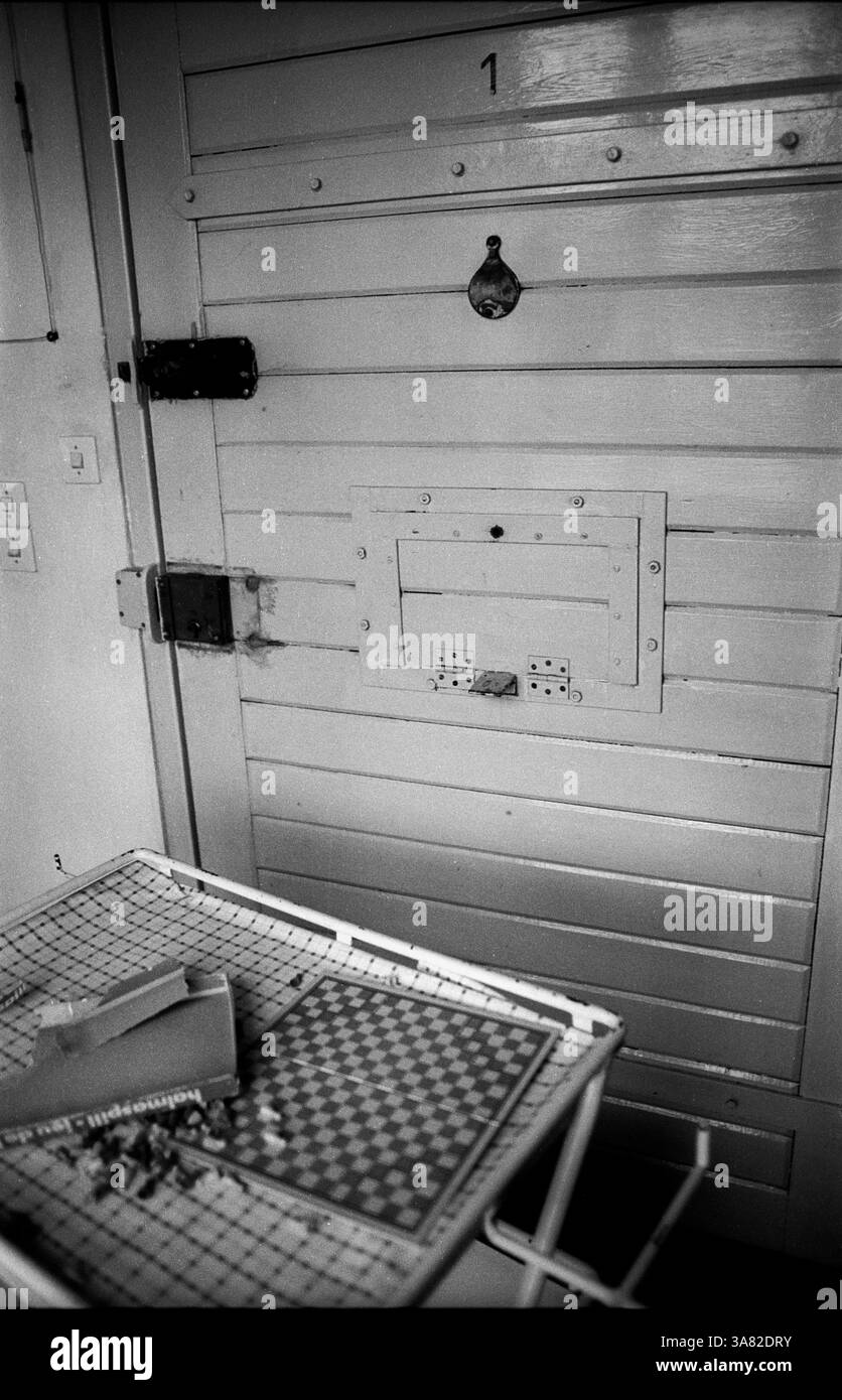 Deutschland, Berlin, 06.03.1992, Zellentür im ehemaligen Stasi-Gefängnis Hohenschönhausen, [automatisierte Übersetzung] Stockfoto