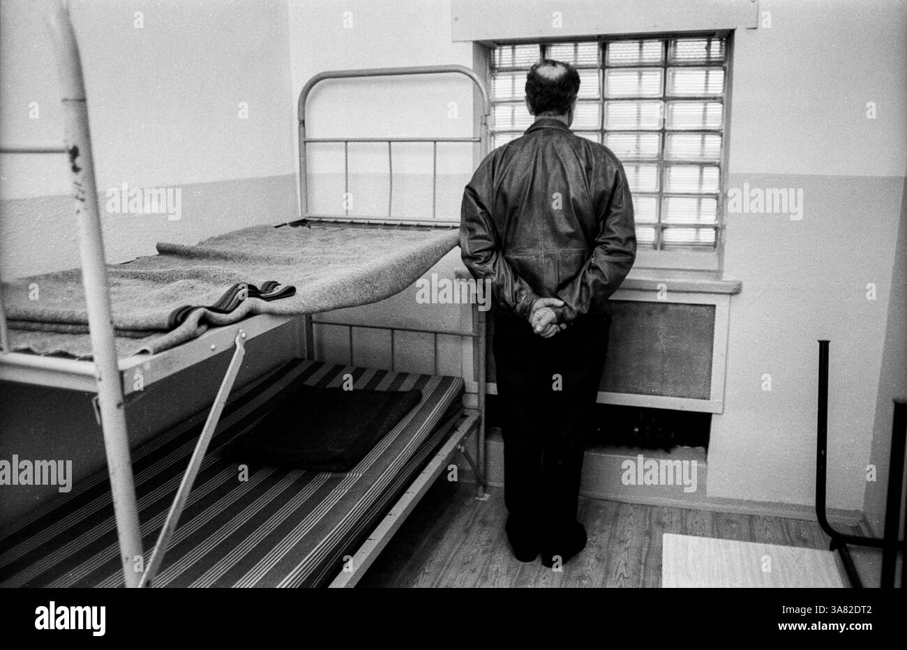 Deutschland, Berlin, 06.03.1992, Stasi-Untersuchungshaft Hohenschönhausen, Otto Ruhland, ehemaliger Gefangener in seiner Zelle, als ein Wachmann eintrat, mussten Sie so stehen... Stockfoto