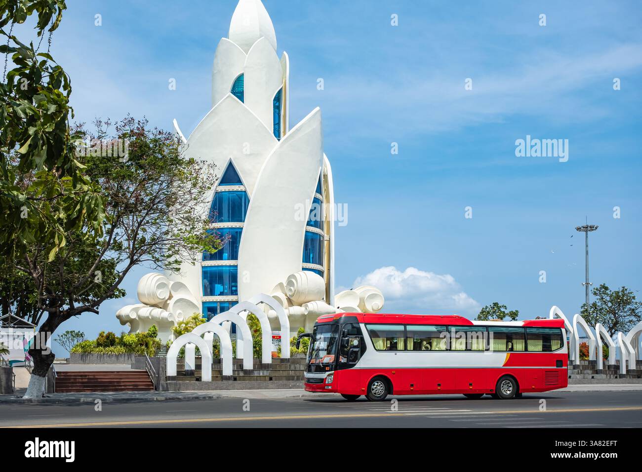 Berühmtes Wahrzeichen von Nha Trang ist die Thap Tram Huong Lotus Tower an der Küste am Sommertag in Vietnam Stockfoto