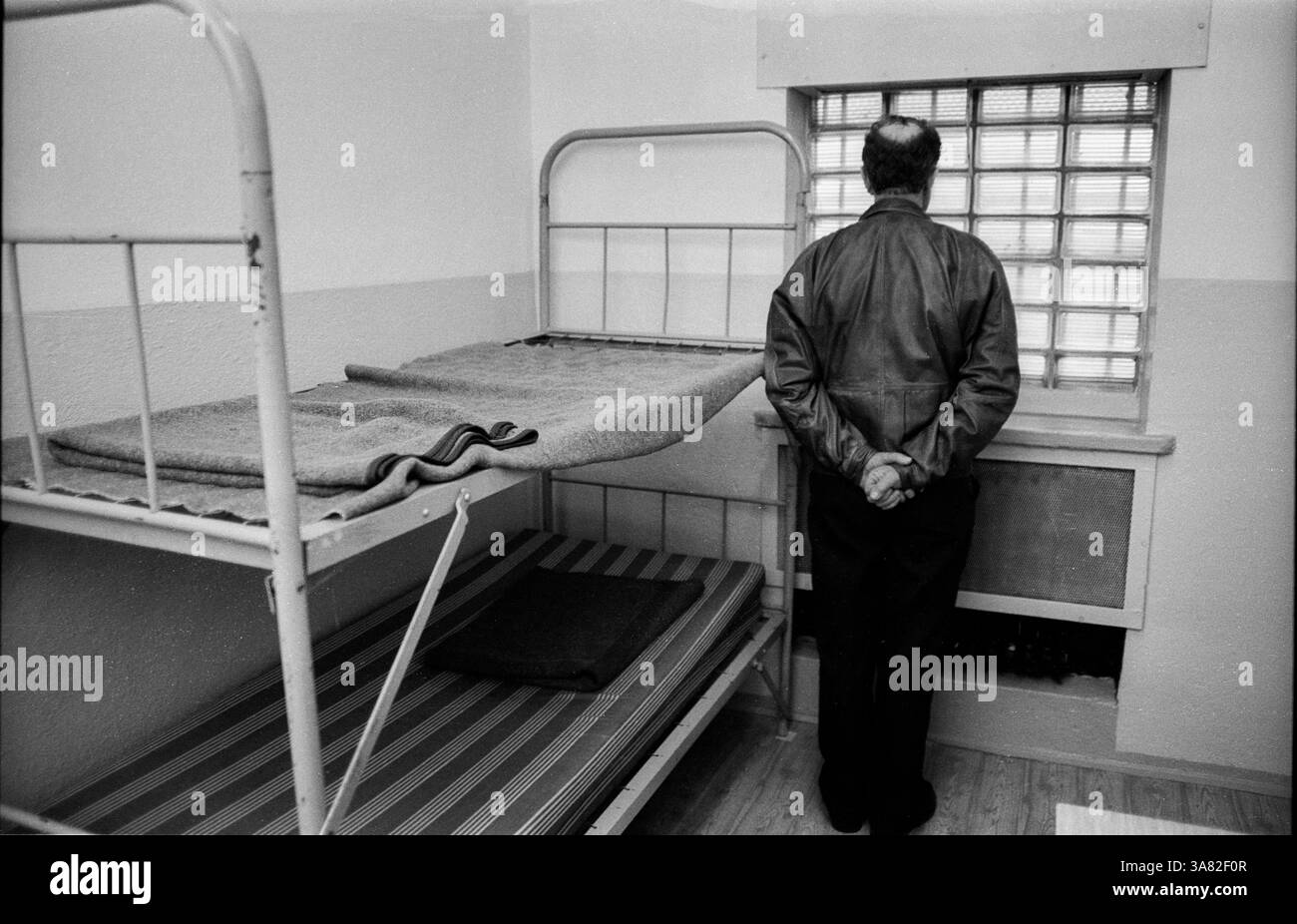 Deutschland, Berlin, 06.03.1992, Stasi-Untersuchungshaft Hohenschönhausen, Otto Ruhland, ehemaliger Gefangener in seiner Zelle, als ein Wachmann eintrat, mussten Sie so stehen... Stockfoto