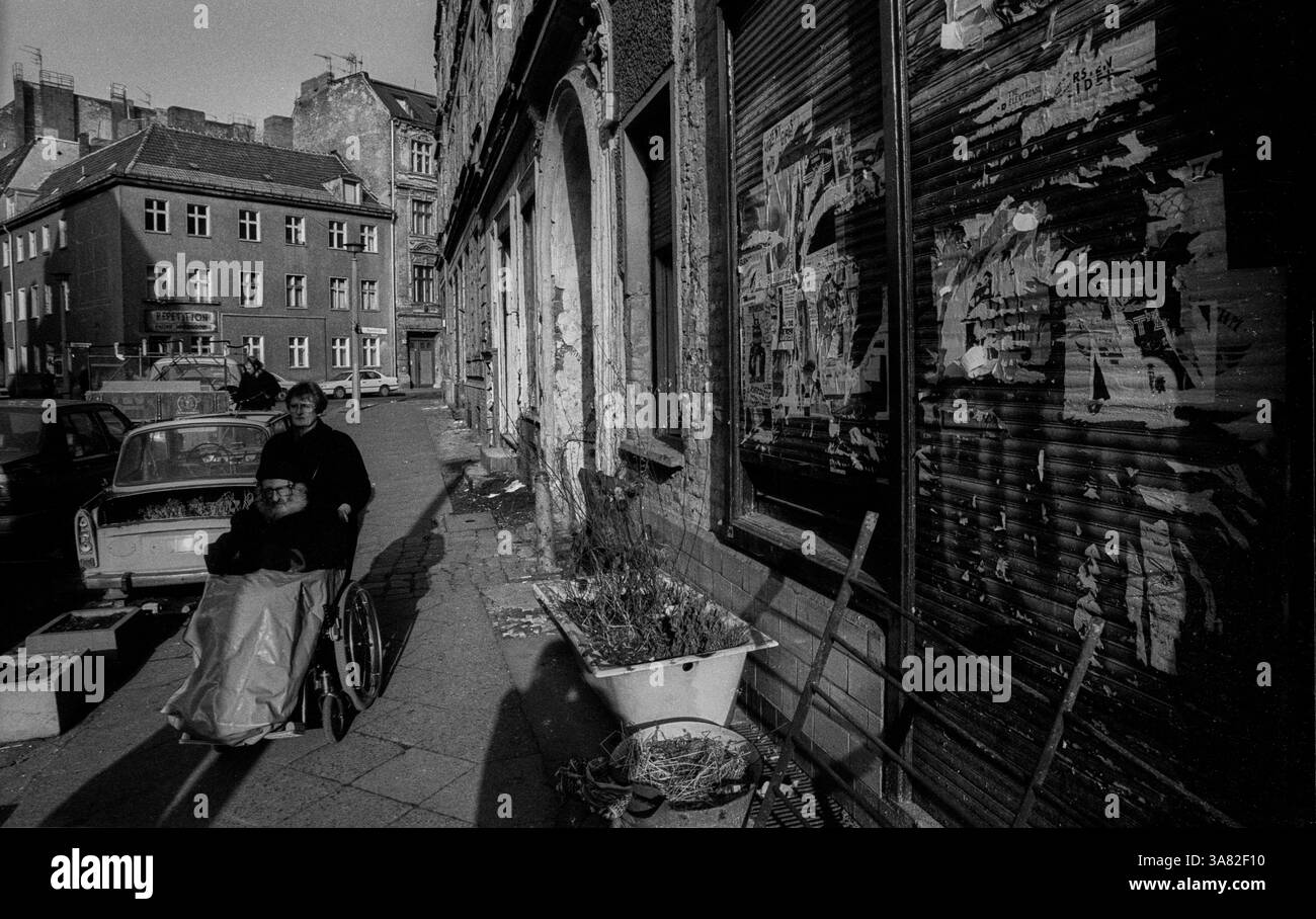 Deutschland, Berlin, 19.02.1992, Rollstuhlfahrer in der Tucholskystraße, [automatisierte Übersetzung] Stockfoto