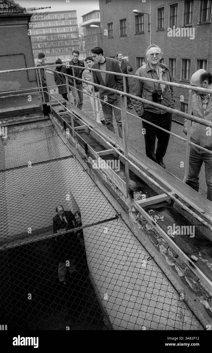 Deutschland, Berlin, 06.03.1992, Käfig zur Freilassung, (Kranzniederlegung im ehemaligen Stasi-Untersuchungshaftgefängnis Hohenschönhausen), [automatisierte Übersetzung] Stockfoto