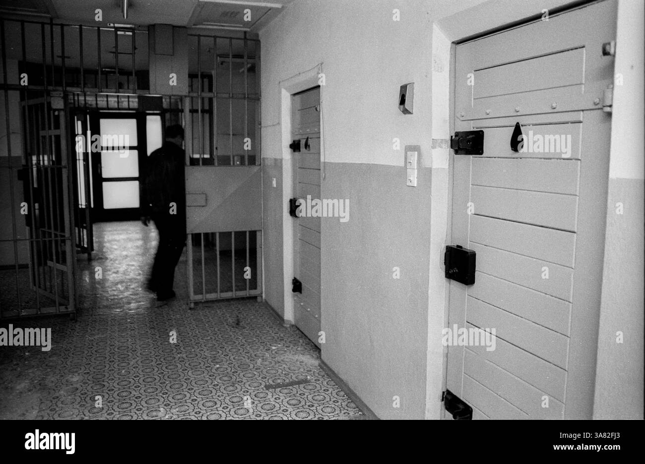 Deutschland, Berlin, 06.03.1992, Stasi-Untersuchungshaft Hohenschönhausen, Otto Ruhland, ehemaliger Häftling, Korridor mit Zellflügel, [automatisierte Übersetzung] Stockfoto