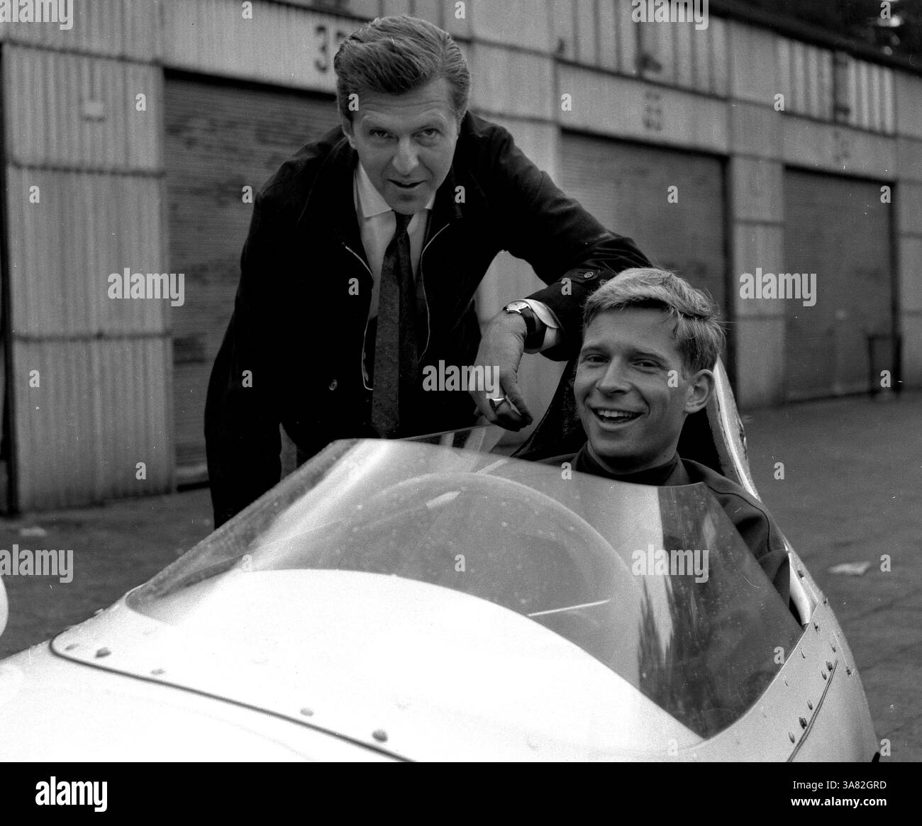 Graf Berghe von Trips (unser Bild von 1958) hatte am 10. September 1961 in Monza vor 50 Jahren einen tödlichen Unfall. U.B.z. Wolfgang Graf Berghe von Trips (stehend) auf einem Fahrerkurs auf dem Nürburgring mit Bernd Rosemeyer Junior. [Automatisierte Übersetzung] Stockfoto