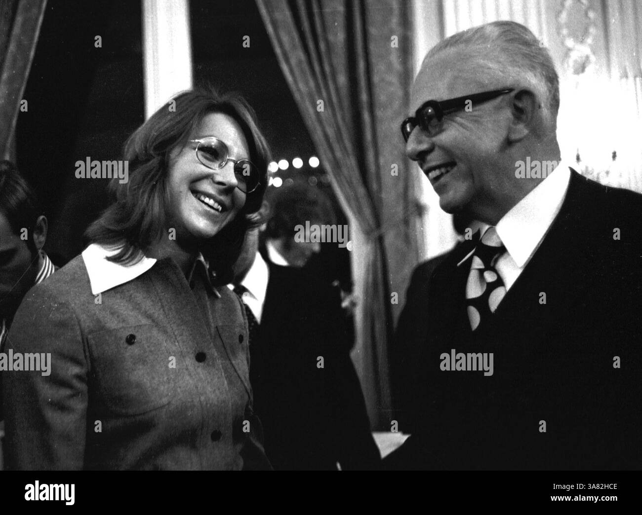 Heide Rosendahl wird am 14.2,2012, 65. Empfang des Bundespräsidenten für die Olympiasieger 1972: Heide Rosendahl (links) mit Bundespräsident Gustav Heinemann. [Automatisierte Übersetzung] Stockfoto