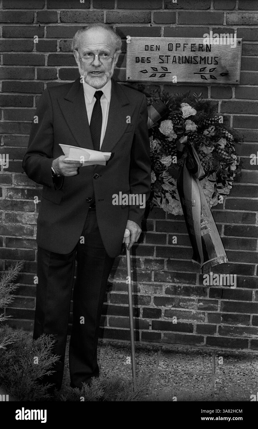 Deutschland, Berlin, 6. März 1992, Wreath-Zeremonie in der ehemaligen Stasi-Untersuchungshaftanstalt Hohenschönhausen, SPD - Arbeitsgruppe ehemaliger politischer Gefangener; Hans-Joachim Helwig-Wilson, [automatisierte Übersetzung] Stockfoto