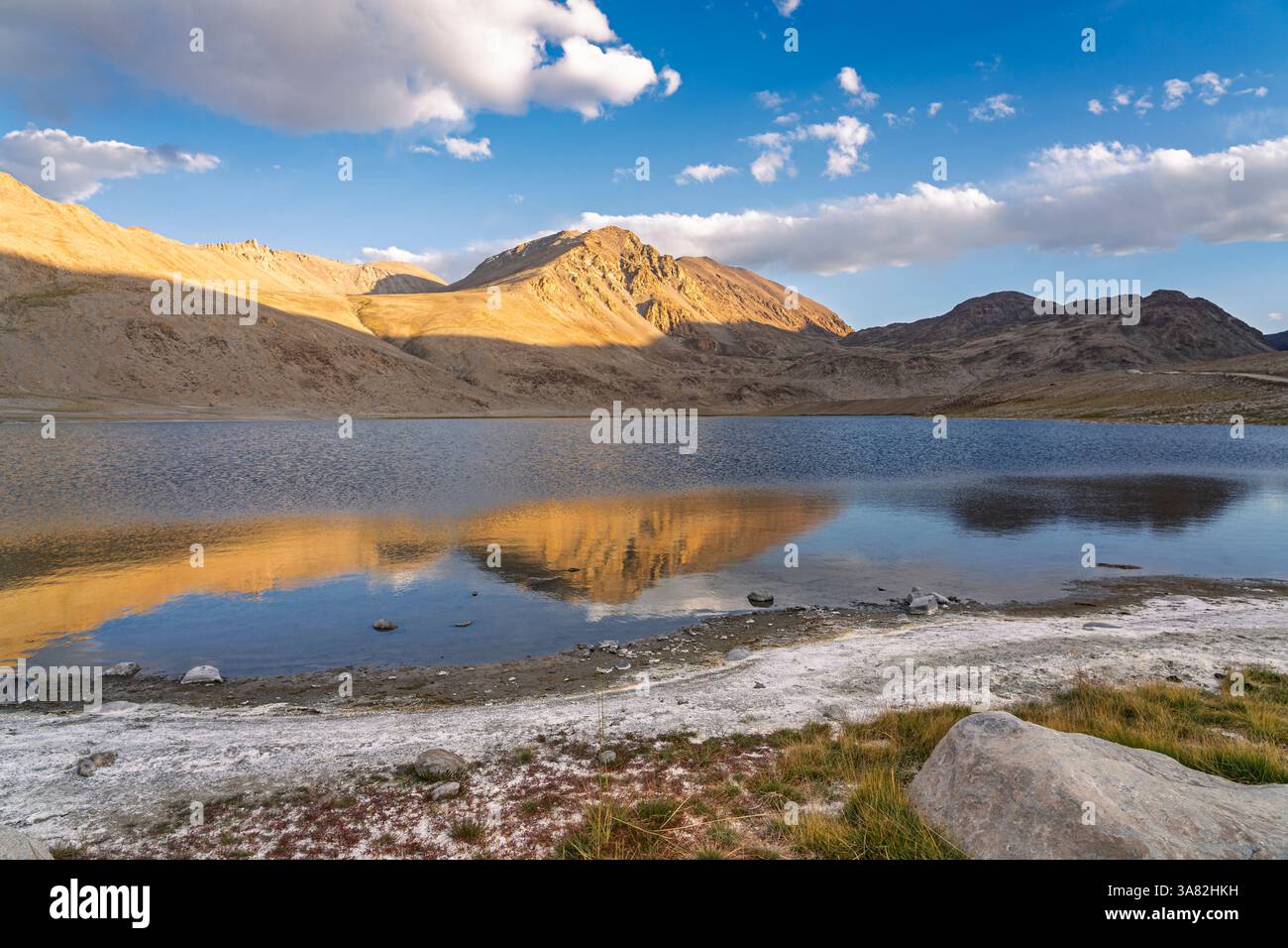 Malerischer Blick auf den Bergsee in hoher Höhe vor Sonnenuntergang zwischen Khargush Pass und Pamir Highway, Murghab, Gorno-Badakhshan, Tadschikistan Stockfoto