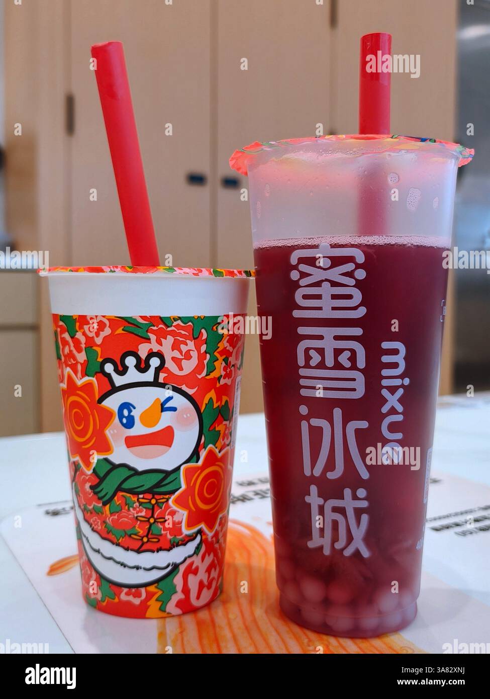 Das Foto vom 28. Februar 2025 zeigt MIXUE Ice Cream & Tea Drinks in Handan, nordchinesischer Provinz Hebei. Stockfoto