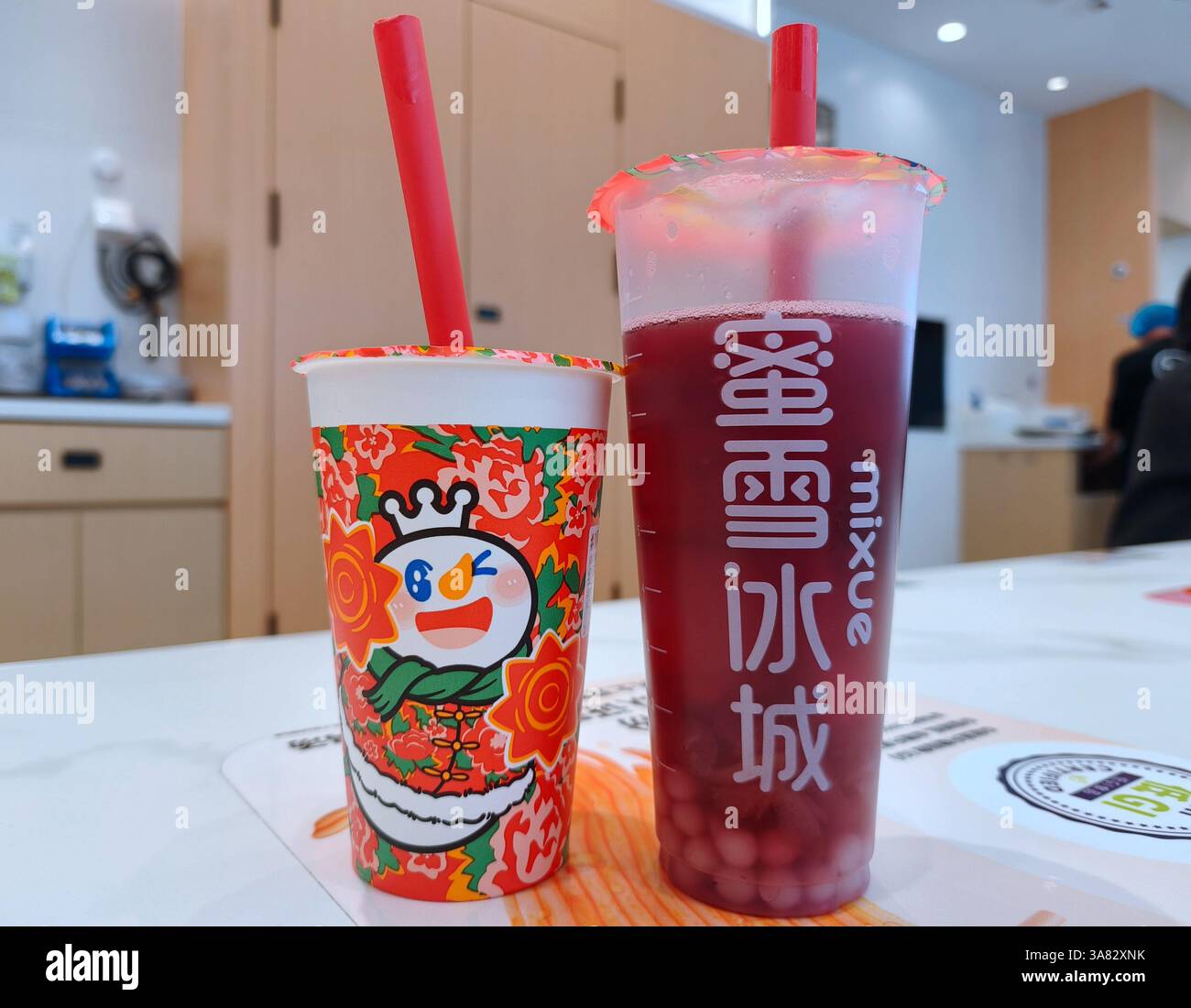 Das Foto vom 28. Februar 2025 zeigt MIXUE Ice Cream & Tea Drinks in Handan, nordchinesischer Provinz Hebei. Stockfoto