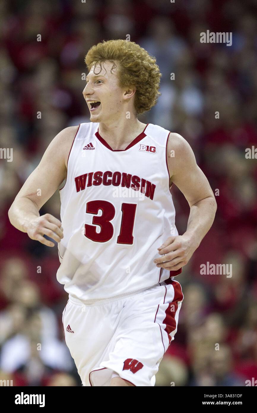 Januar 2013: Madison, Wisconsin, USA S - Wisconsin Badgers Stürmer Mike BRUESEWITZ, der hier während eines NCAA-Basketballspiels gegen die Illinois Fighting Illini im Kohl Center zu sehen ist. (Kreditbild: © TriplePlayNewMedia/ZUMAPRESS.com) Stockfoto