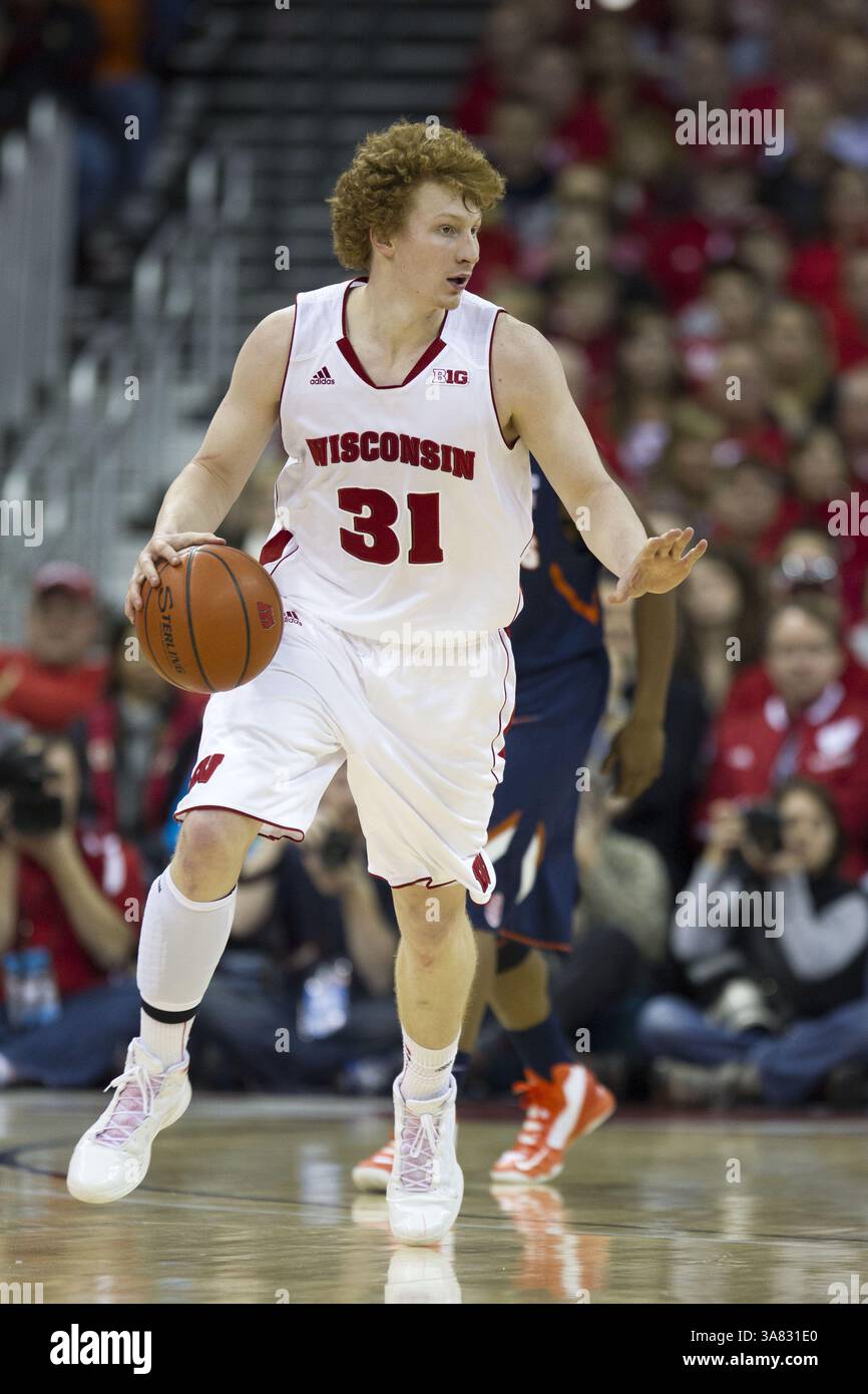 Januar 2013: Madison, Wisconsin, USA S - Wisconsin Badgers Stürmer Mike BRUESEWITZ, der hier während eines NCAA-Basketballspiels gegen die Illinois Fighting Illini im Kohl Center zu sehen ist. (Kreditbild: © TriplePlayNewMedia/ZUMAPRESS.com) Stockfoto