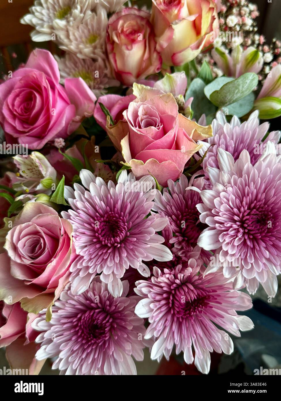 Elegantes Bouquet mit rosafarbenen Rosen und Chrysanthemen in sanften Pastelltönen Stockfoto