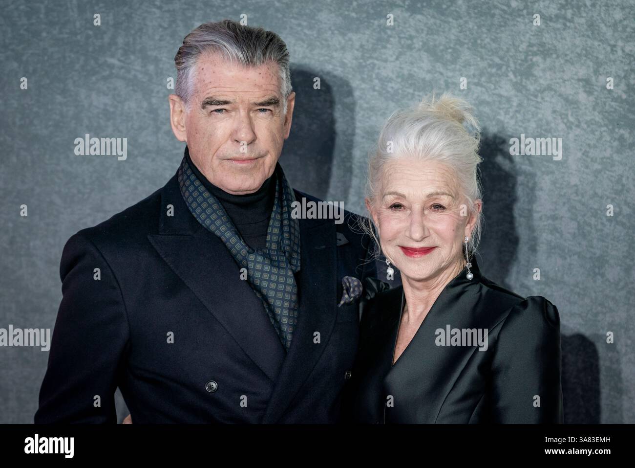 London, Großbritannien. März 2025. (L-R) Pierce Brosnan und Helen Mirren nehmen an der globalen Premiere von „MobLand“ auf dem Odeon Luxe Leicester Square Teil. Guy Corbishley/Alamy Live News Stockfoto