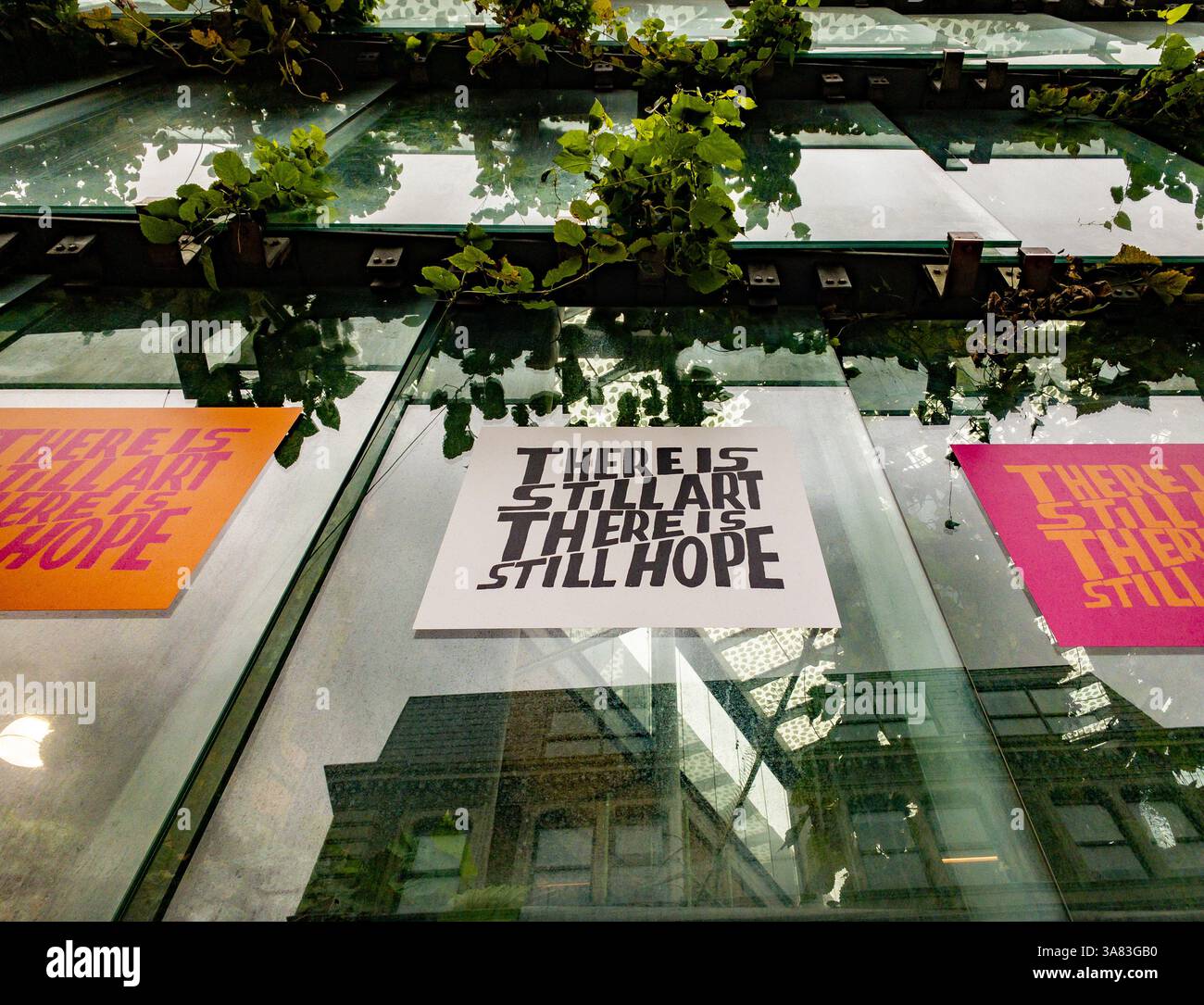 Poster mit den Worten „There is still Art, There is still Hope“ von Bob und Roberta Smith auf der glasierten Außenseite des Londoner Borough Market. Stockfoto