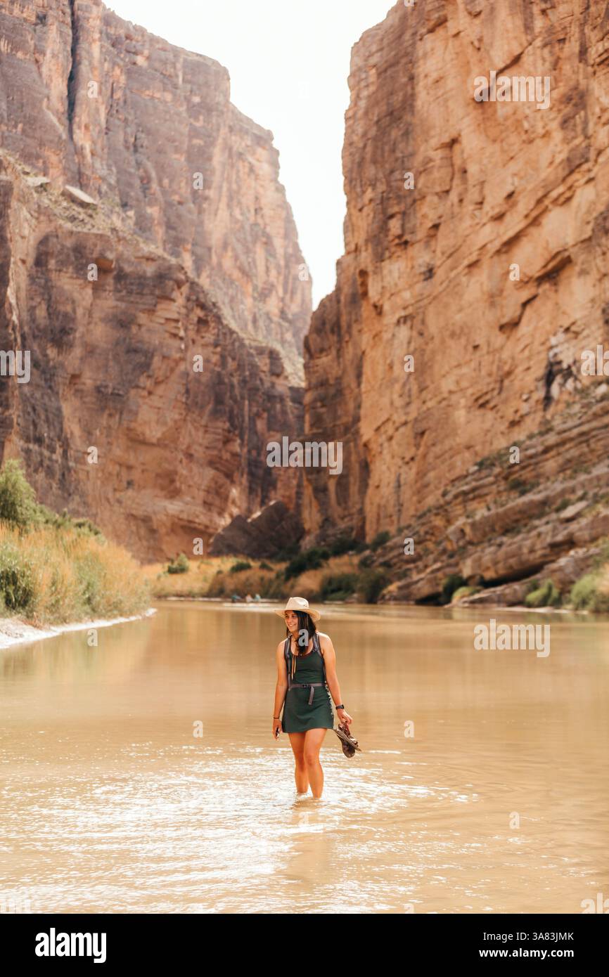 Frau weht durch Rio Grande im Santa Elena Canyon, Big Bend. Stockfoto