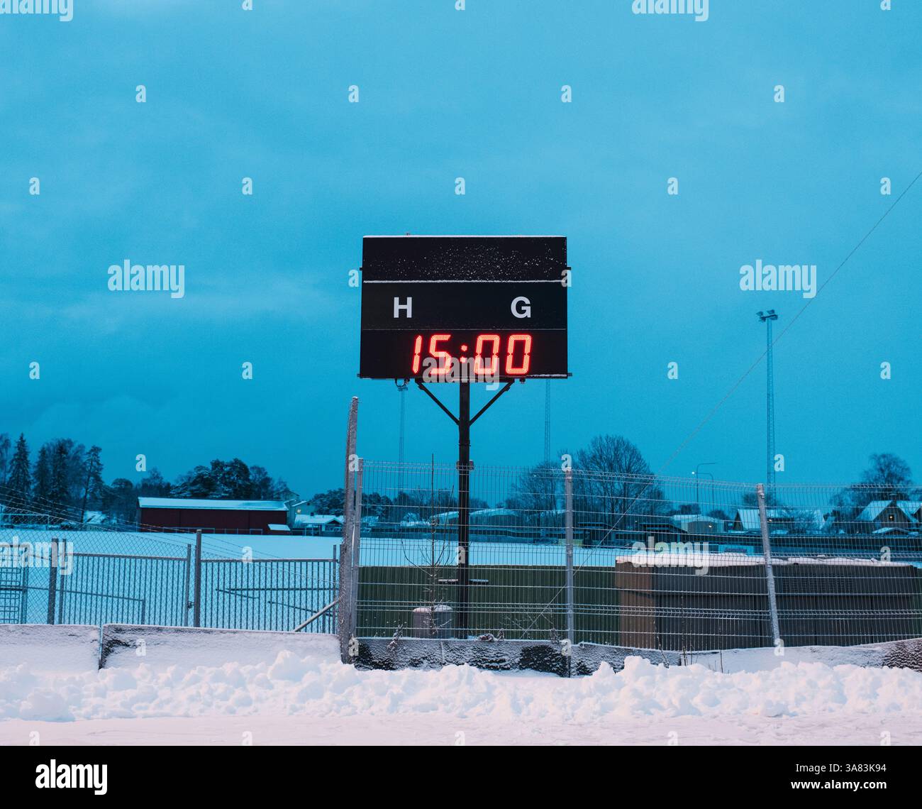 Riesige Anzeigetafel auf einer Eisbahn im Freien in Schweden Stockfoto
