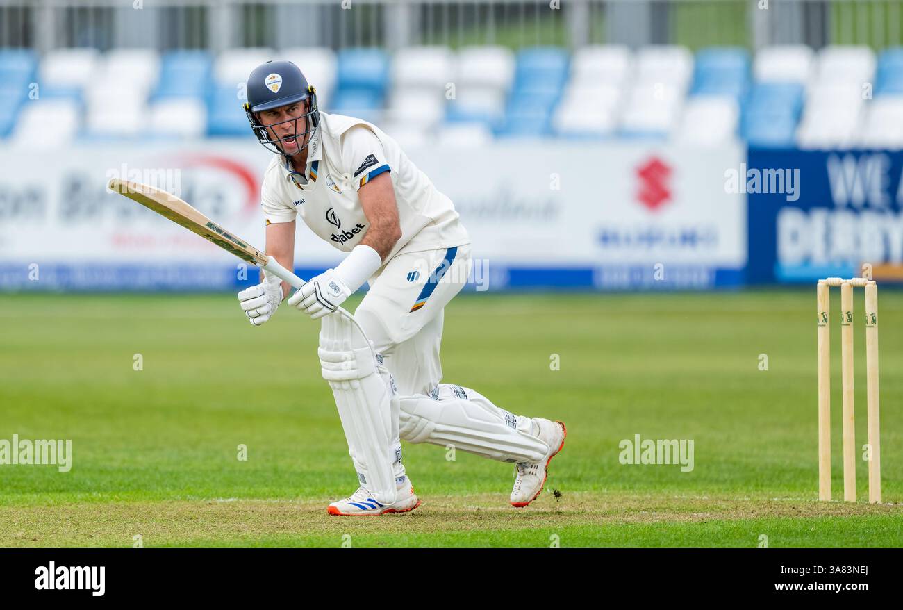 Derbyshire-Kapitän Wayne Madsen schlägt in einem Freundschaftsspiel vor der Saison gegen Oxford UCCE Stockfoto