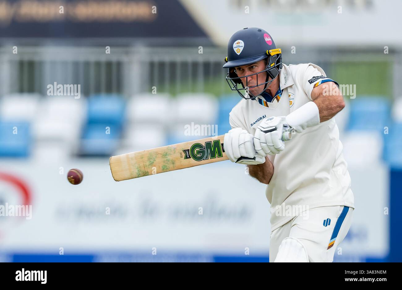 Derbyshire-Kapitän Wayne Madsen schlägt in einem Freundschaftsspiel vor der Saison gegen Oxford UCCE Stockfoto
