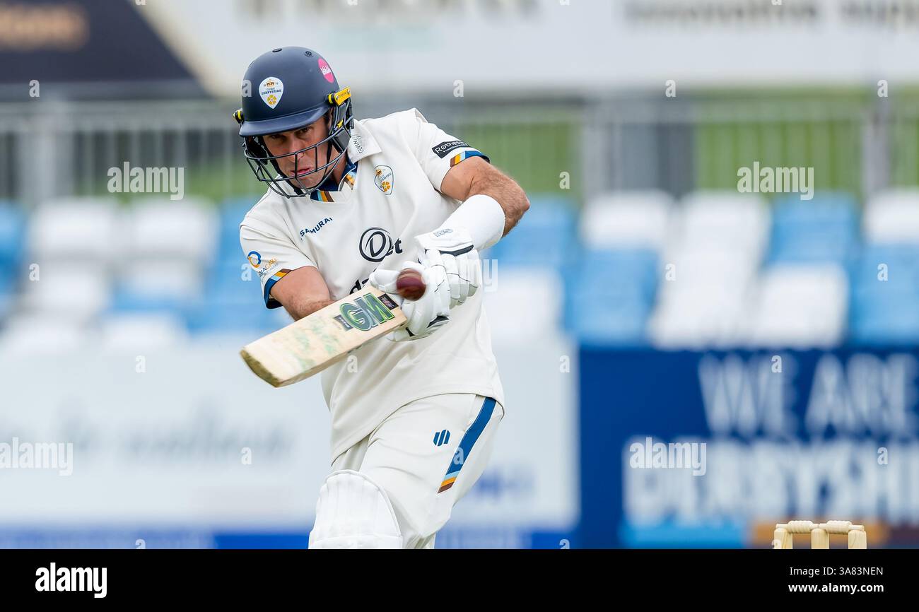 Derbyshire-Kapitän Wayne Madsen schlägt in einem Freundschaftsspiel vor der Saison gegen Oxford UCCE Stockfoto
