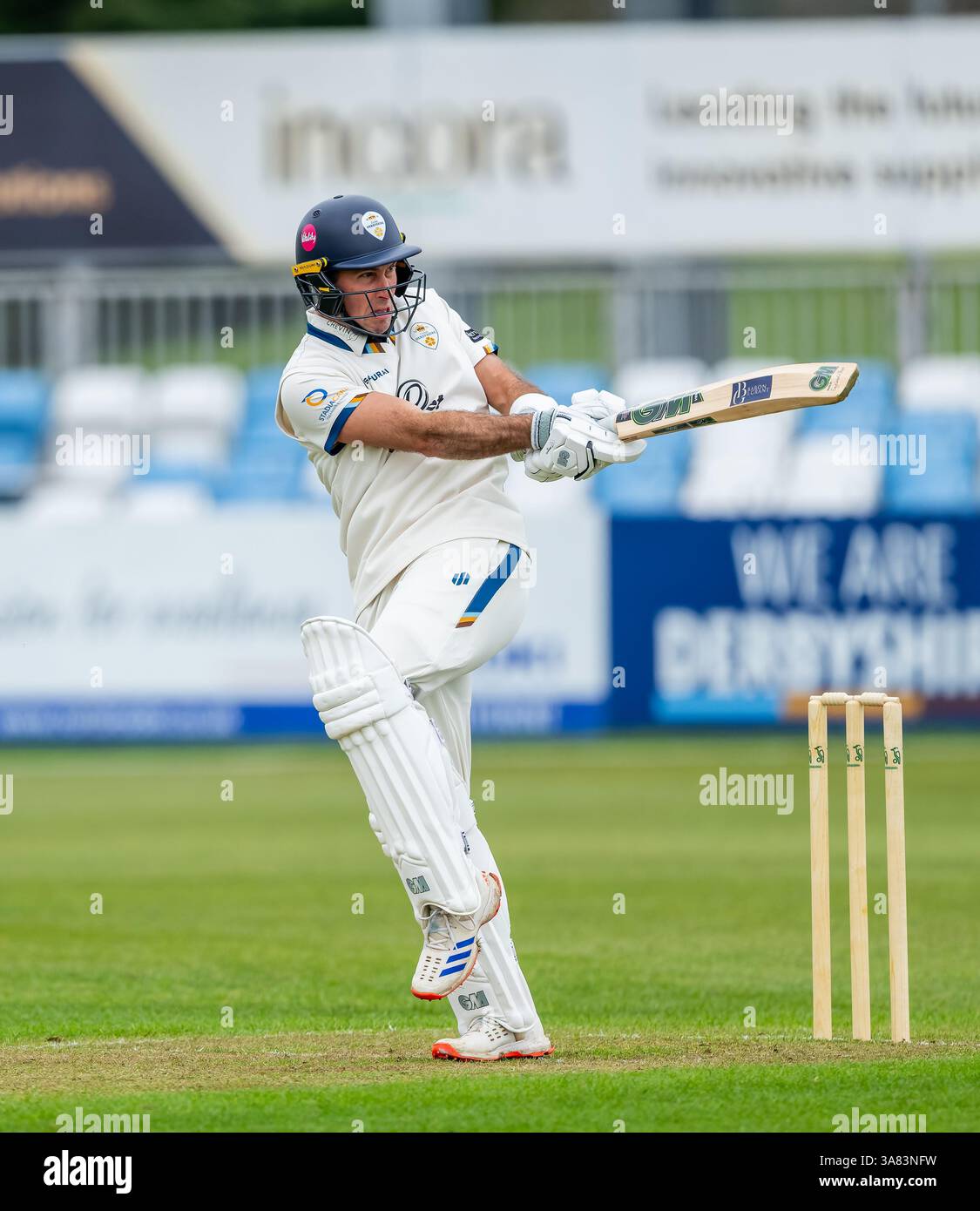 Derbyshire-Kapitän Wayne Madsen schlägt in einem Freundschaftsspiel vor der Saison gegen Oxford UCCE Stockfoto