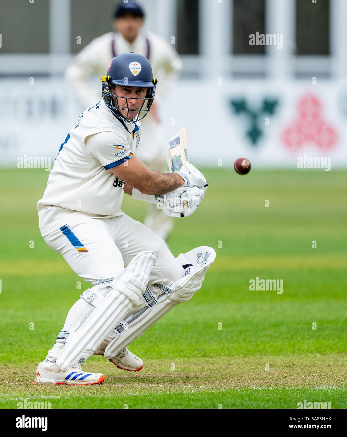 Derbyshire-Kapitän Wayne Madsen schlägt in einem Freundschaftsspiel vor der Saison gegen Oxford UCCE Stockfoto