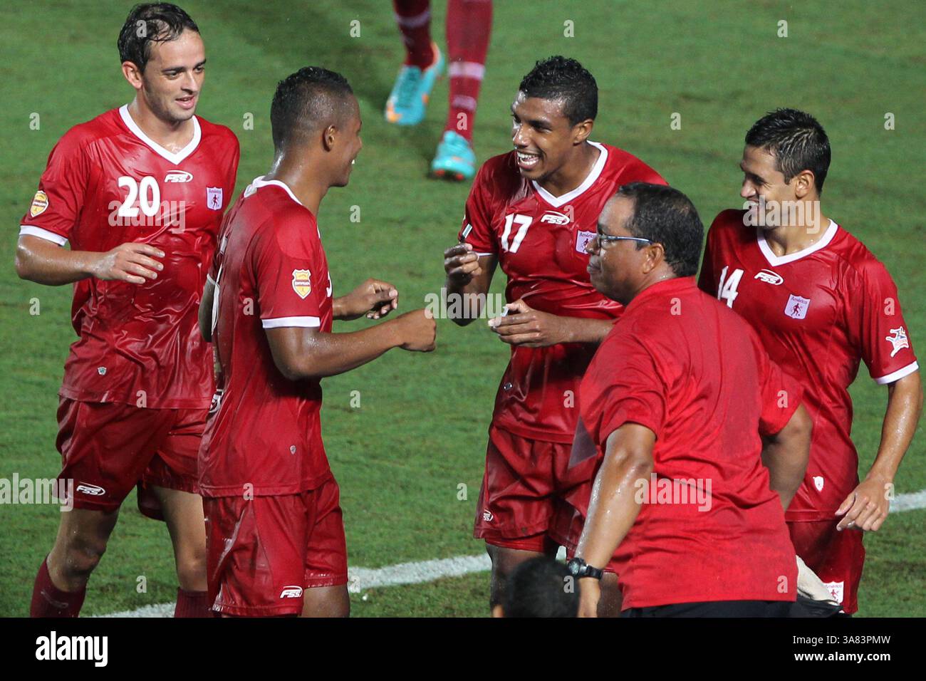 20. April 2013 - Kolumbien - Cali Colombia 17 de Abril de 2013 Torneo PostobÃ³n AmÃ de Cali vs Fortaleza, partido disputado en el Estadio OlÃ­mpico Pascual Guerrero de la ciudad de Cali hoy 17 de Abril de 2013. EN la foto la celebraciÃ³n de Pablo Cesar Arango quien pone el marcador 2-0 a favor del cuadro rojo. crÃ: CEET FotÃ³grafo: SANTIAGO SALDARRIAGA (Kreditbild: © El Tiempo/GDA/ZUMAPRESS.com) Stockfoto