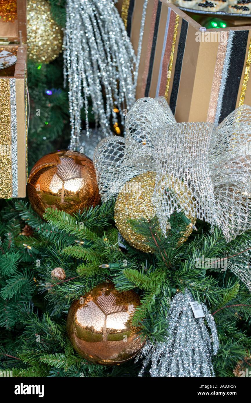 Details der Blumenzwiebelschmuck im verzierten Weihnachtsbaum Stockfoto