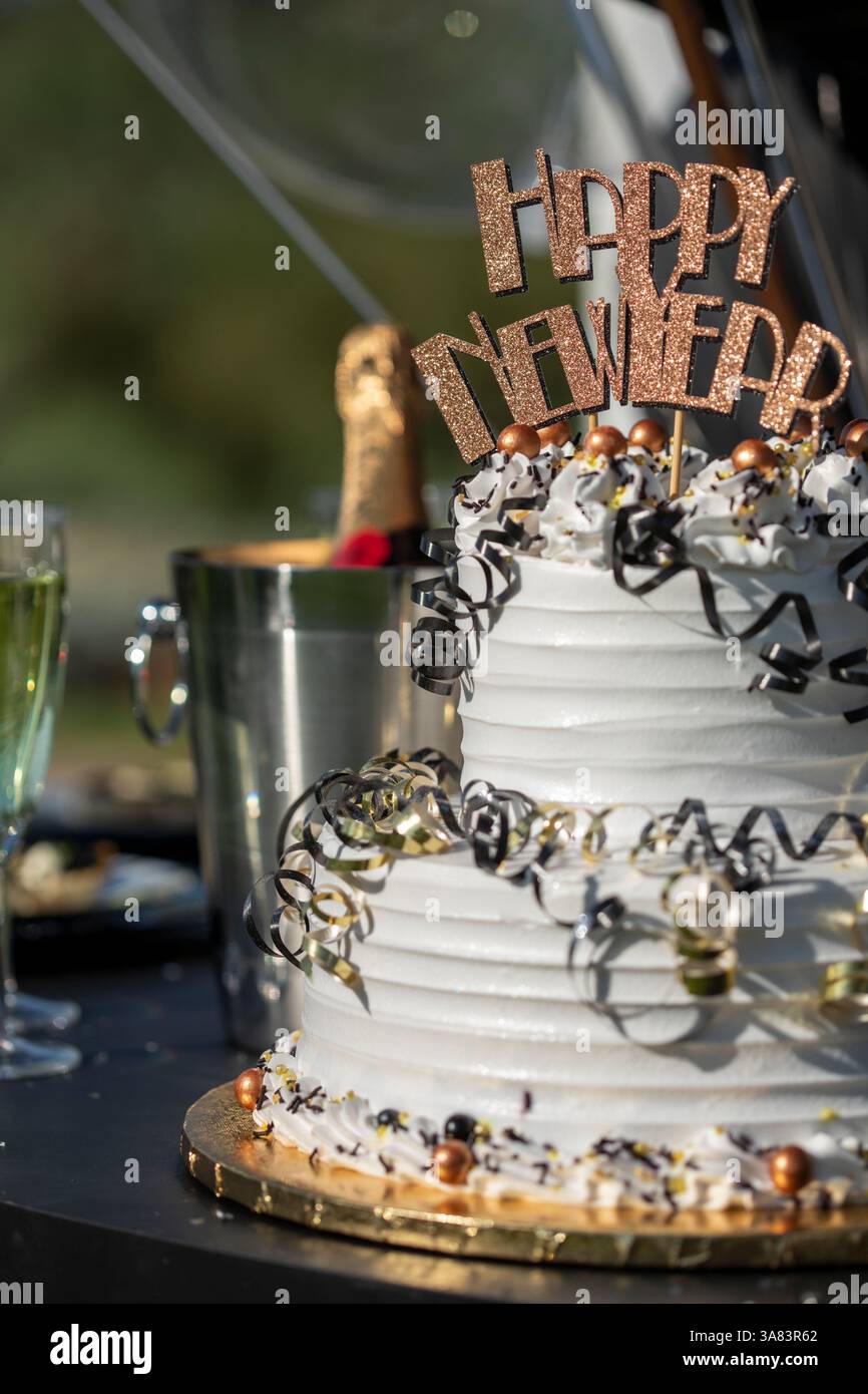 Happy New Year Kuchen Party Display vertikal Stockfoto